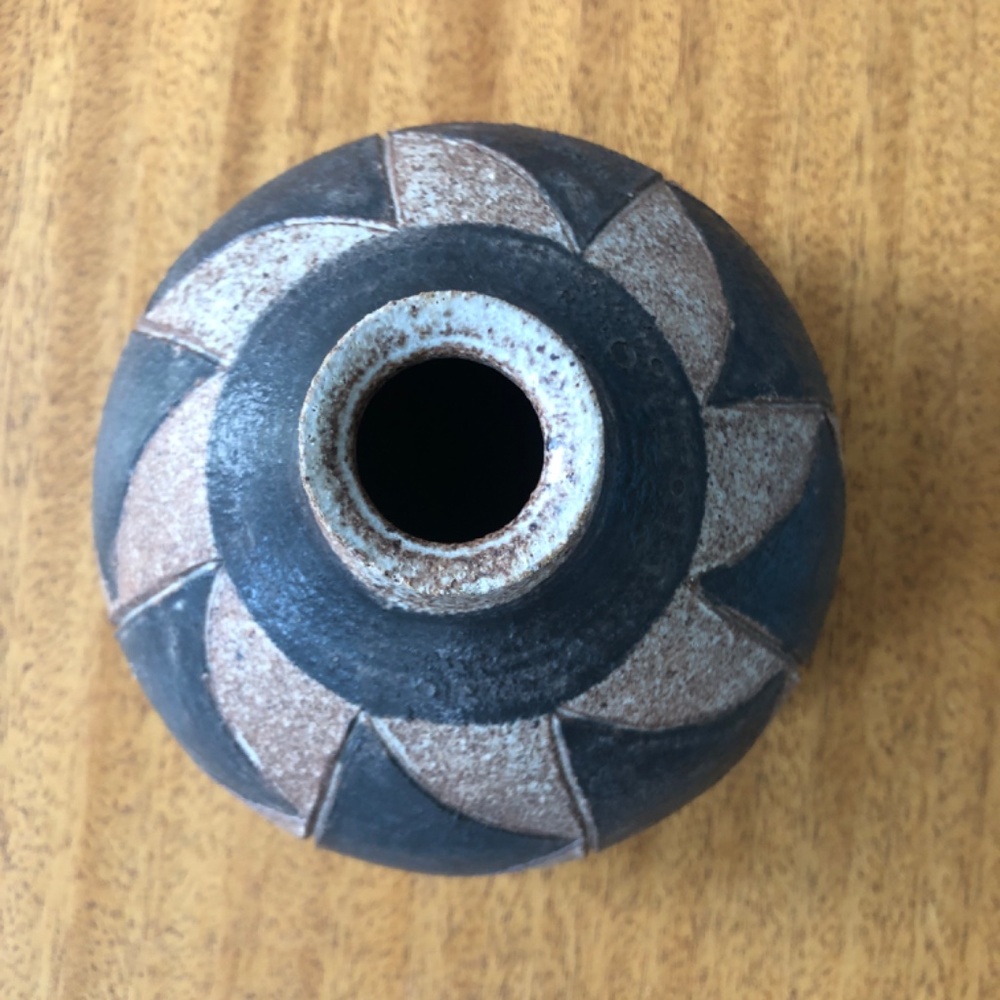 Sweet Vintage Southwestern style studio pottery vase. Signed, dated “83” - Picture 4 of 6